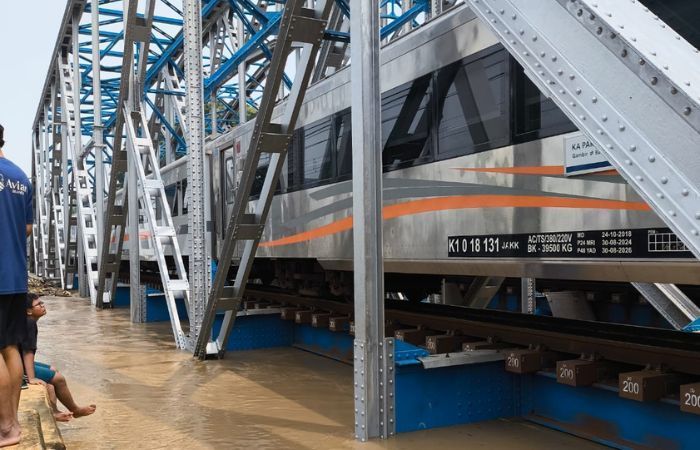 Banjir Bekasi Rendam Sekitar Stasiun dan Jembatan Bekasi, KAI Commuter Pastikan Perjalanan Commuter Line Tetap Aman