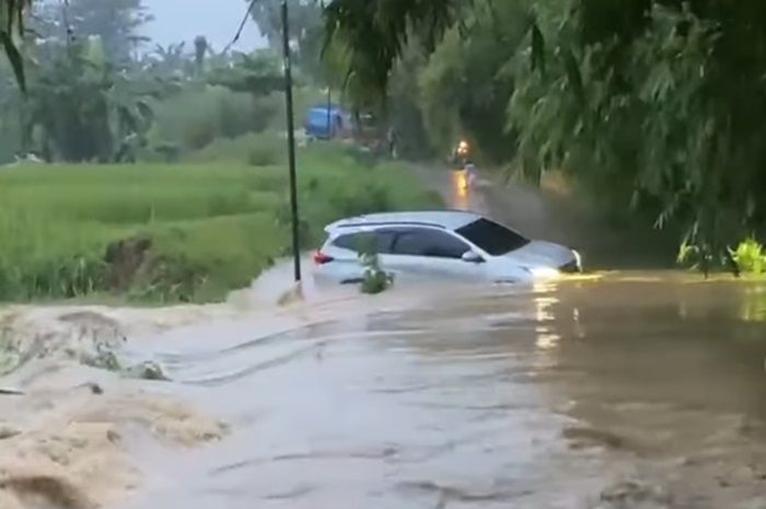Viral Mobil Nyaris Hanyut Usai Nekat Terobos Banjir di Bekasi, Beruntung Penumpang Selamat