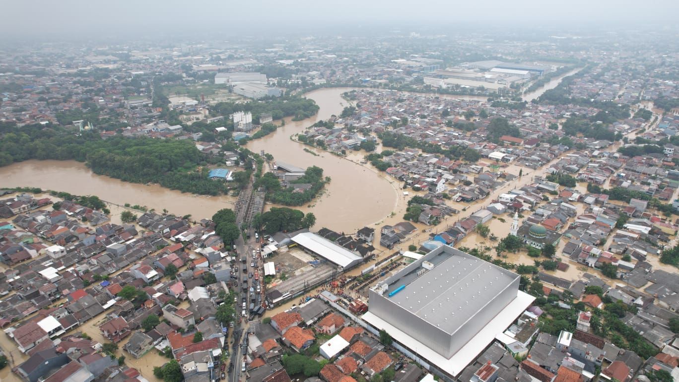  Imbas Banjir di Kota Bekasi, Exit Tol Bekasi Barat Stuck Tak Bergerak!