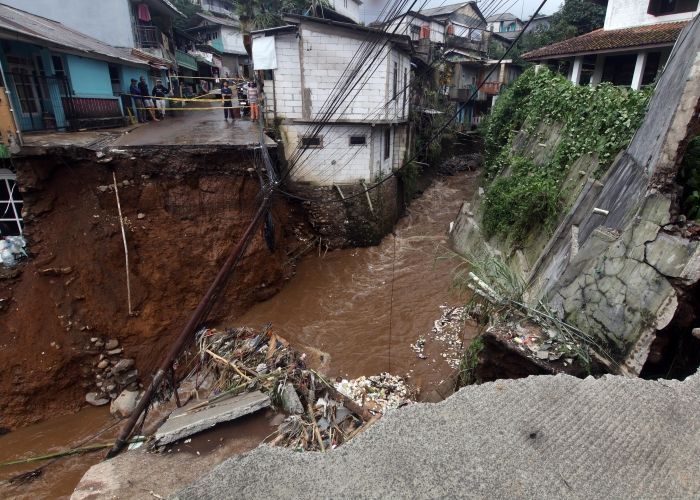 Banjir Bandang Puncak Bogor, Suami Hilang Terseret Arus saat Selamatkan Istri