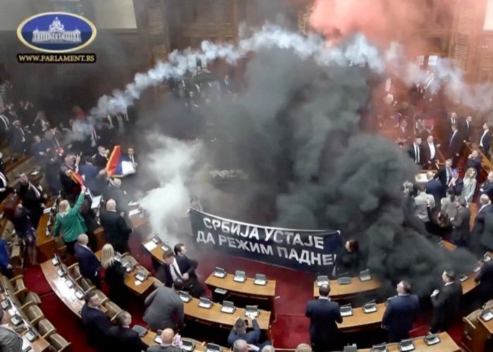 Oposisi Serbia Ngamuk Lempar Granat Asap dan Gas Air Mata di Parlemen, Sidang Kacau Balau!