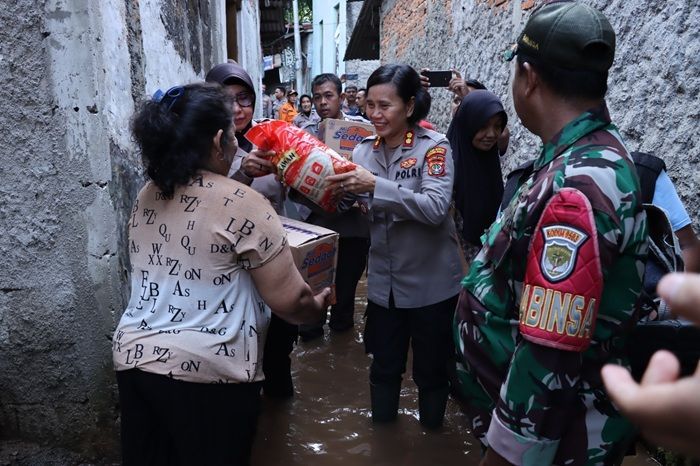Polwan Sasar Anak Korban Banjir di Jakbar, Periksa Kesehatan Hingga Beri Trauma Healing