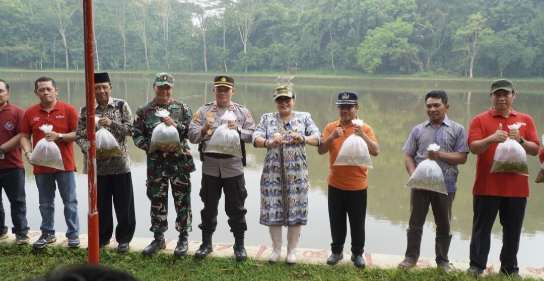 Tingkatkan Angka Konsumsi, Bupati Gunungkidul Endah Subekti Tebar Benih 3 Jenis Ikan di Ponjong