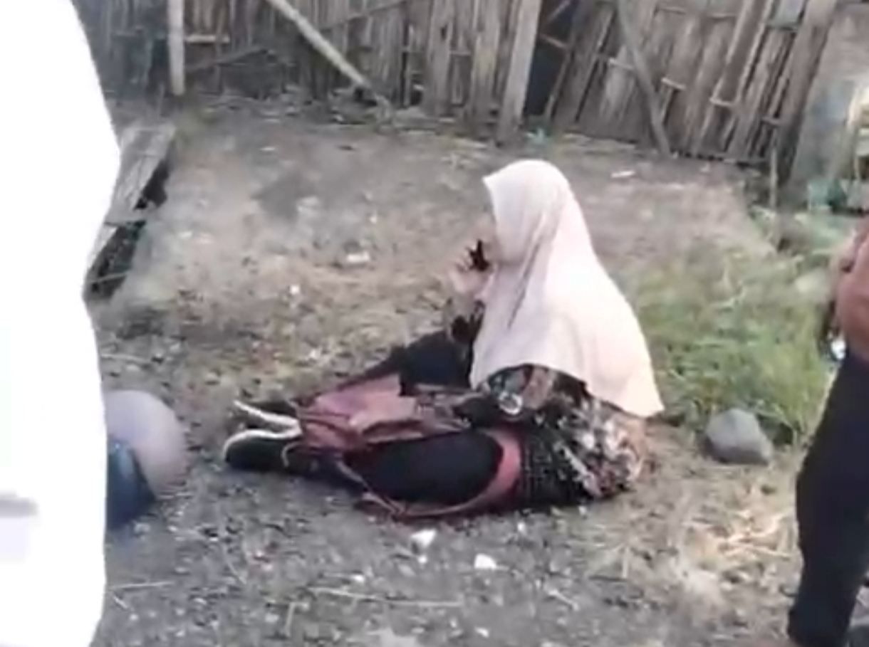 Viral Emak-emak di Jember Duduk 'Ndlosor' di Pinggir Jalan, Disebut Korban Begal Motornya Hilang