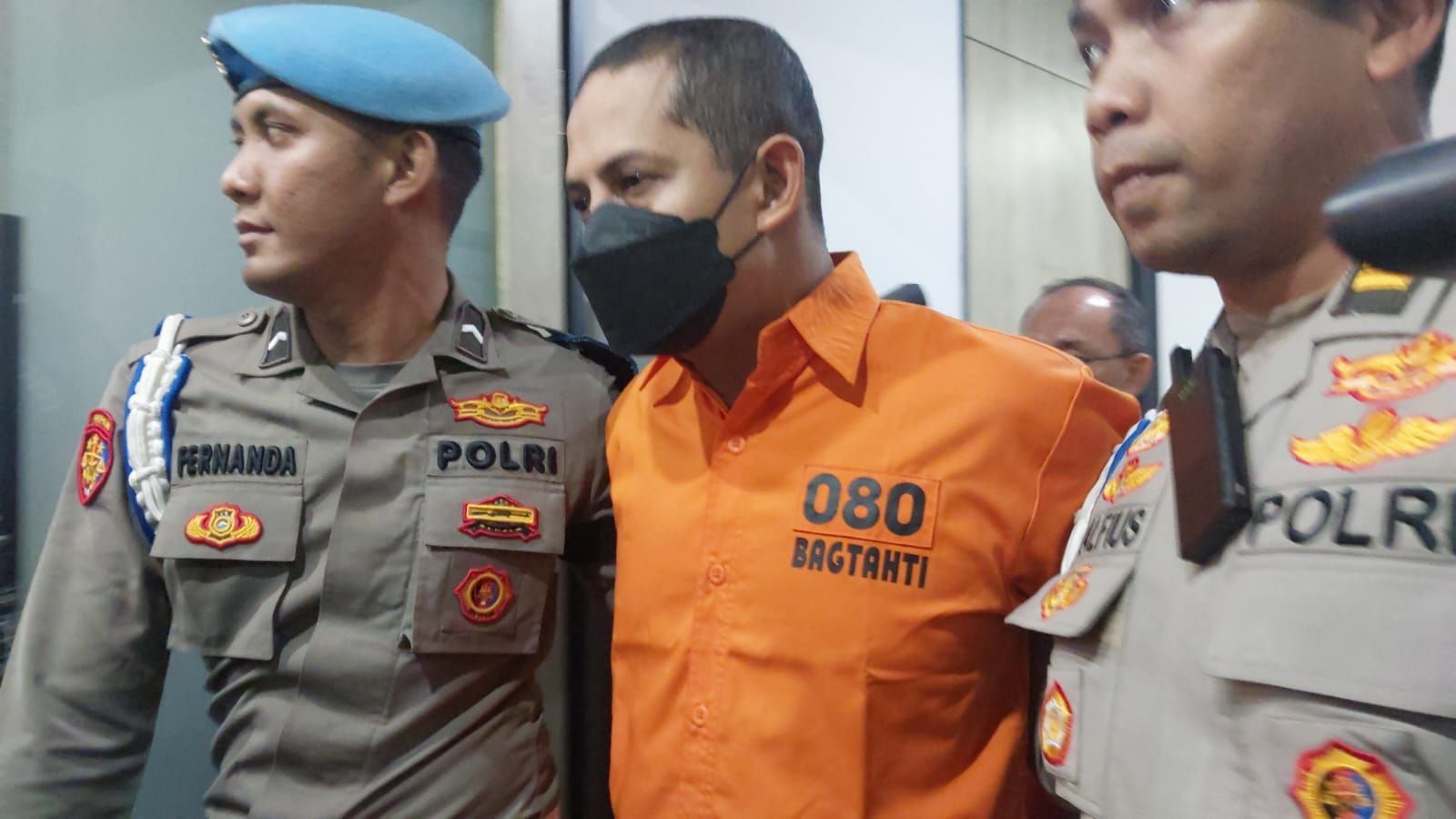 Eks Kapolres Ngada AKBP Fajar Ditampilkan Pakai Baju Tahanan 080, Begini Penampakannya