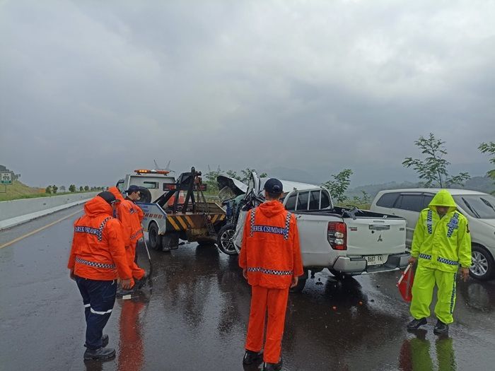 Viral Mobil Ringsek Usai Kecelakaan Tunggal di Tol Cisumdawu, Penumpang Alami Luka Berat!