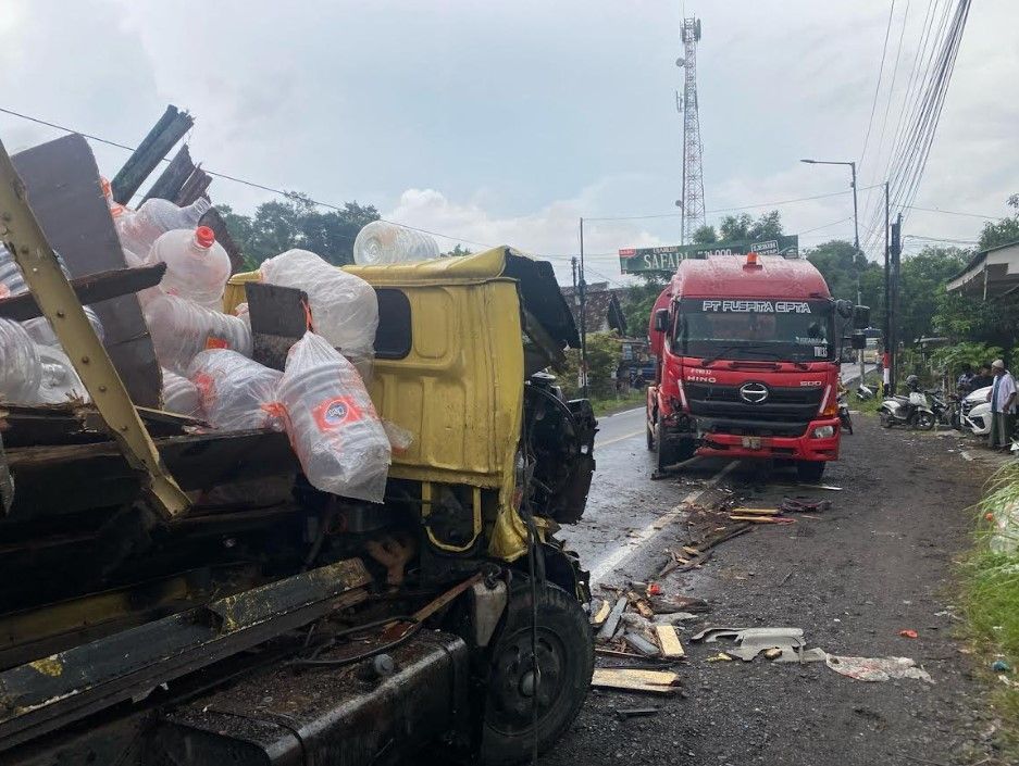 Truk Muatan Galon Kecelakaan Beruntun dengan Truk Tangki, Motor, dan Truk Muatan Gabah