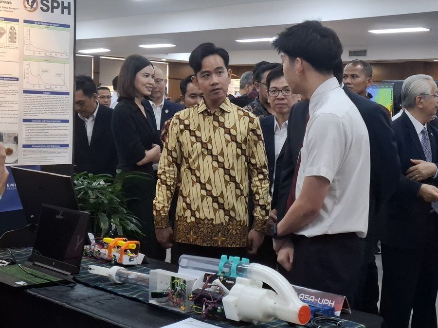 Wapres Gibran Tinjau Showcase AI kala Kunjungi UPH, Disambut Penjelasan Semangat Mahasiswa
