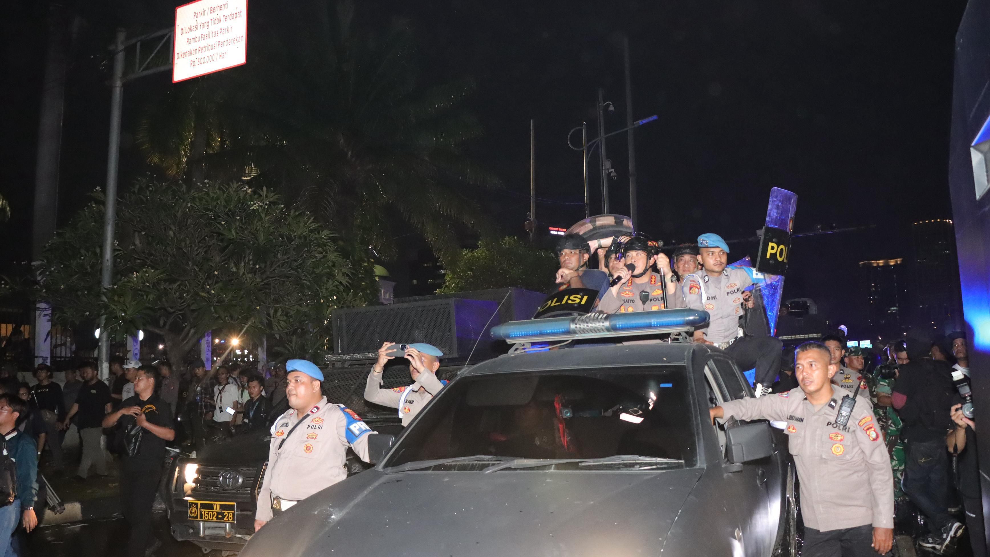 Demo RUU TNI di Gedung DPR RI Ricuh, 4 Polisi Alami Luka Bakar