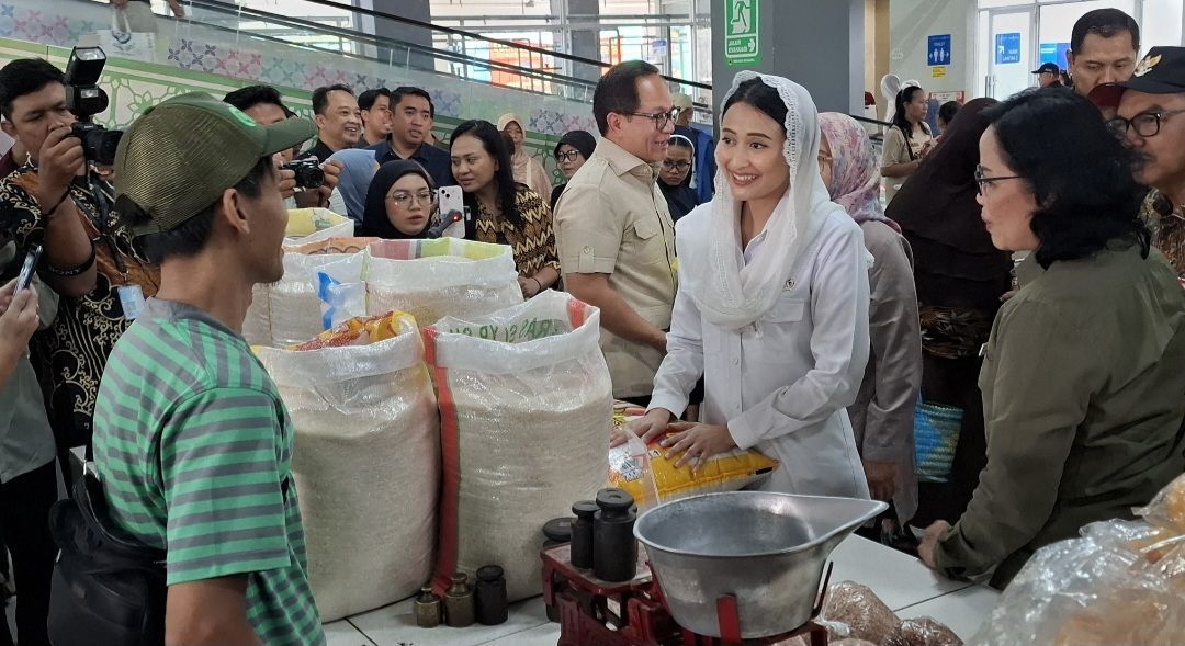 Tinjau Bahan Pangan Pokok di Pasar Prawirotaman Yogya, Wemendag Dyah ungkap Hal Ini
