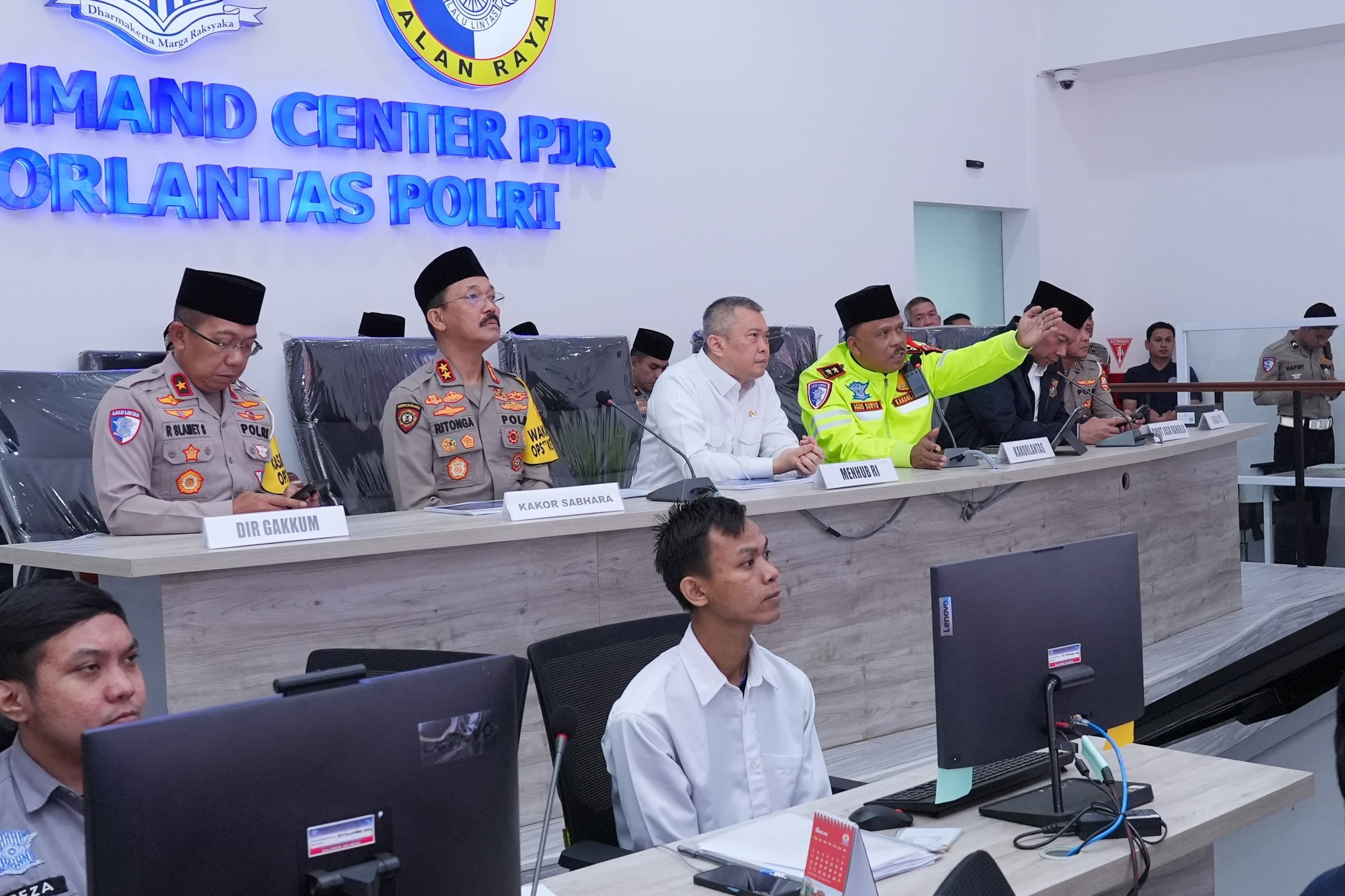 Jelang Puncak Arus Mudik, Menhub-Kakorlantas Tinjau Kesiapan Pos Command Center Km 29 Tol Japek