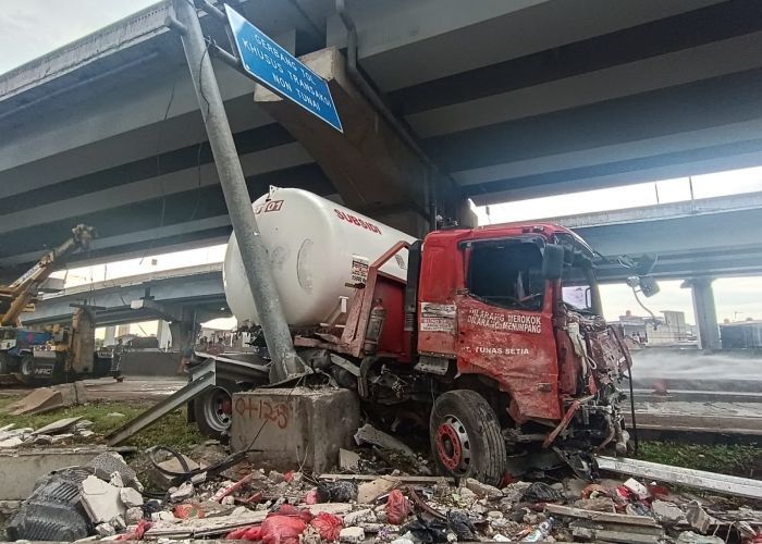 Penyebab Kecelakaan Truk Elpiji Melintang di Tol Cikunir: Hujan hingga Slip Ban