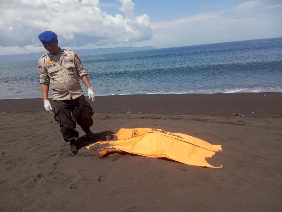 Mayat Perempuan Tanpa Busana Ditemukan di Pantai Jember, Diduga Korban Hanyut