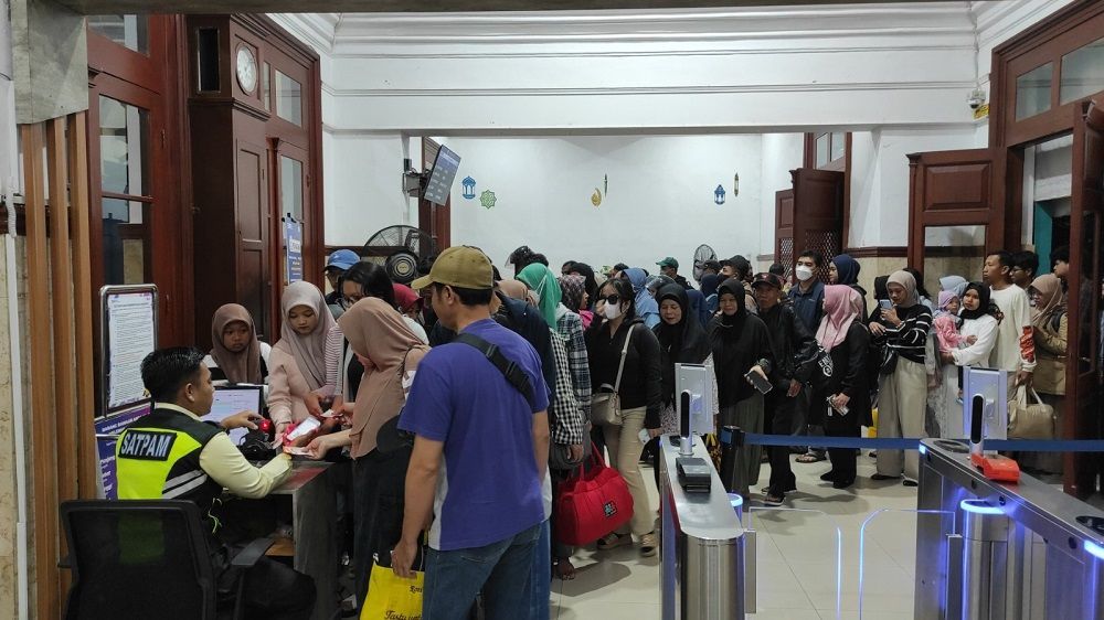 Hari Ini Puncak Arus Balik Penumpang Kereta Api di Jember Terlihat Padat