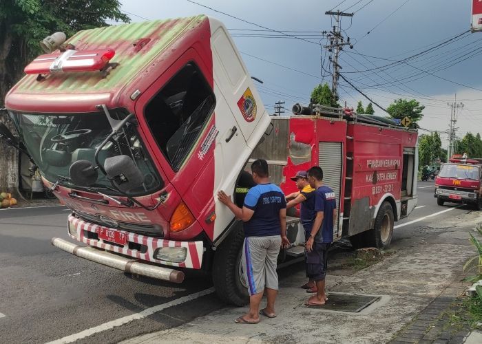Lagi Mau Isi BBM, Truk Damkar Malah Mogok di Tengah Jalan