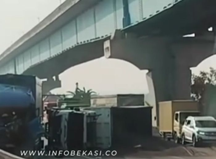 Brak! Viral Truk Terguling di Tol Jakarta - Cikampek, Sampai Tutup Jalan!