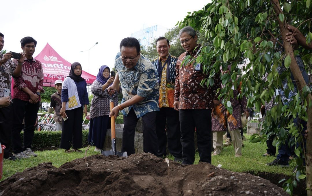 Momen DPRD DIY Bersama DLHK DIY Tanam Pohon Beringin di Halaman DPRD DIY