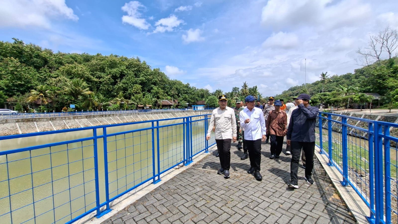 Tinjau Korban Banjir di Bantul, Menteri LHK Hanif Faisol Berikan Solusi Ini