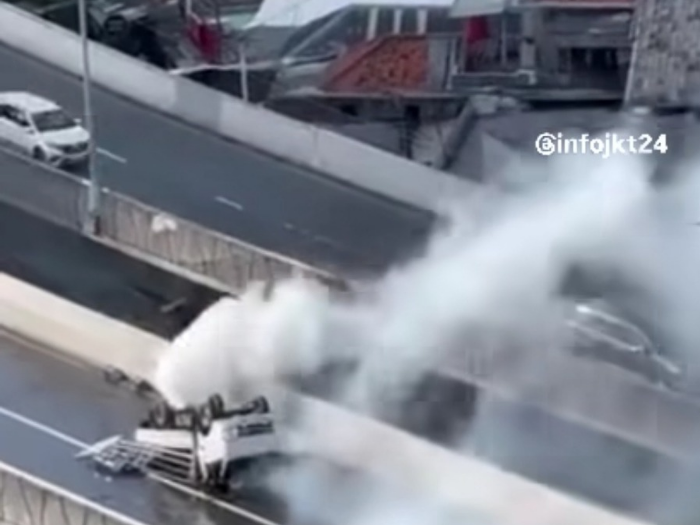 Truk Pengangkut Galon Terbalik dan Terbakar di Jalan Layang Casablanca, Tak Ada Korban Jiwa