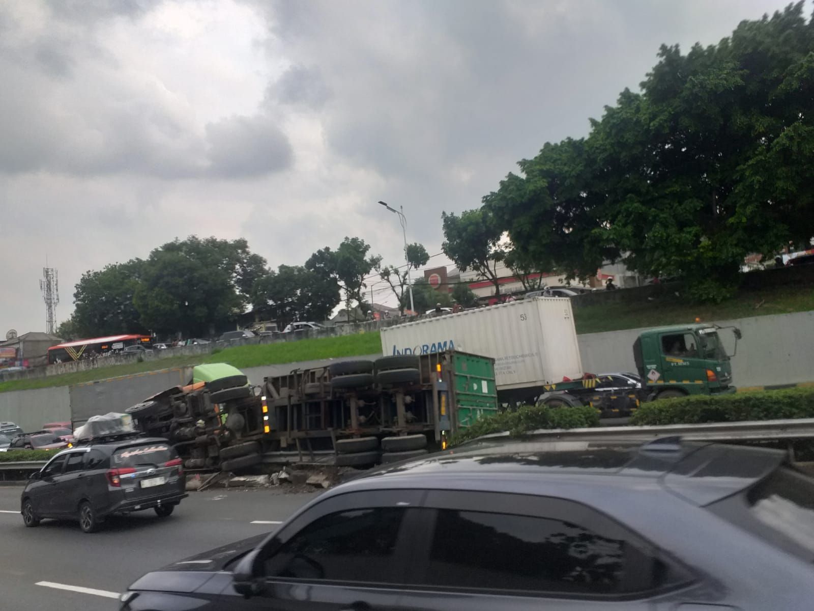 Viral Detik-detik Truk Nyelonong Akibat Rem Blong di Tol JORR, Beruntung Tak Ada Korban Jiwa
