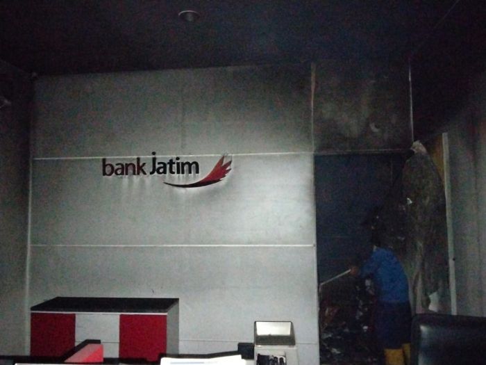 Bank Jatim Kalisat Jember Kebakaran, Sekuriti Alami Luka Bakar saat Berusaha Padamkan Api