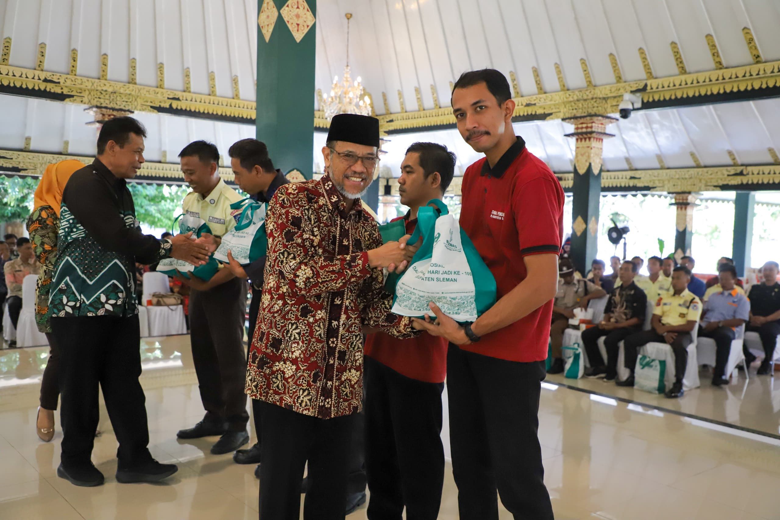 Hari Jadi ke-109, Pemkab Sleman Bagikan Sembako ke Petugas Kebersihan 