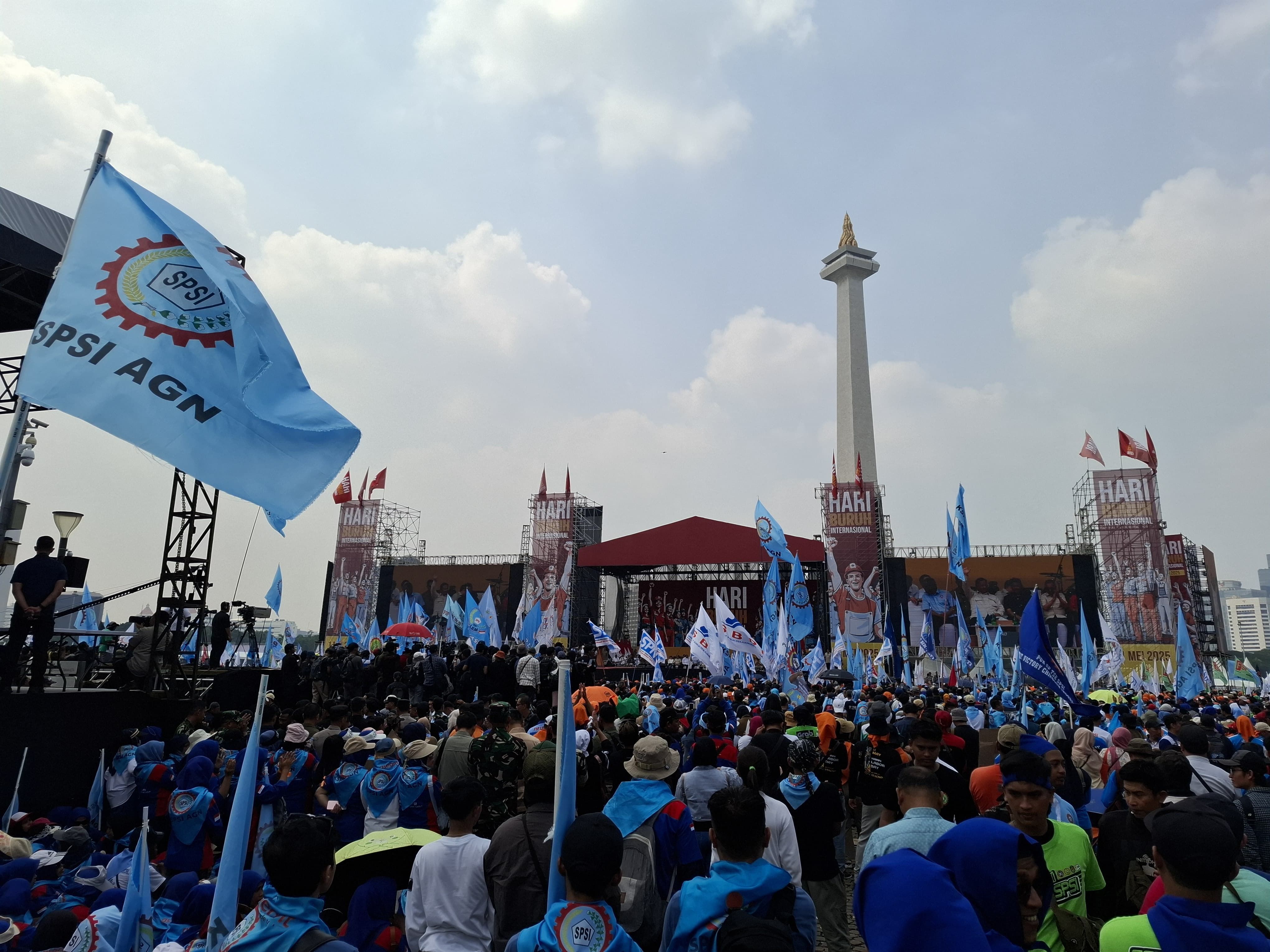 Massa Buruh Penuhi Monas, Siap Sambut Presiden Prabowo Subianto
