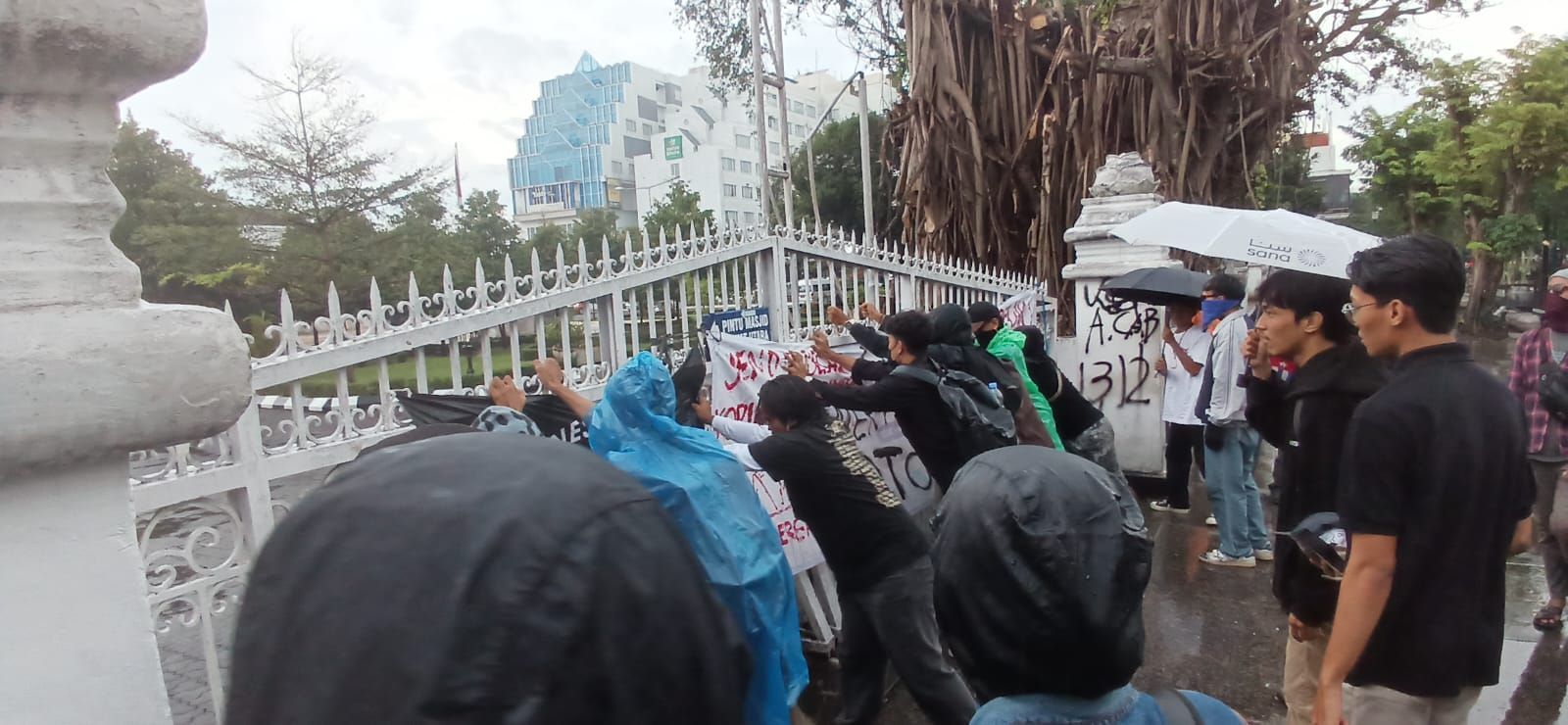 Hardiknas 2025: Puluhan Mahasiswa di Yogya Gelar Aksi Damai Serukan Aspirasi Masalah Pendidikan ke DPRD DIY