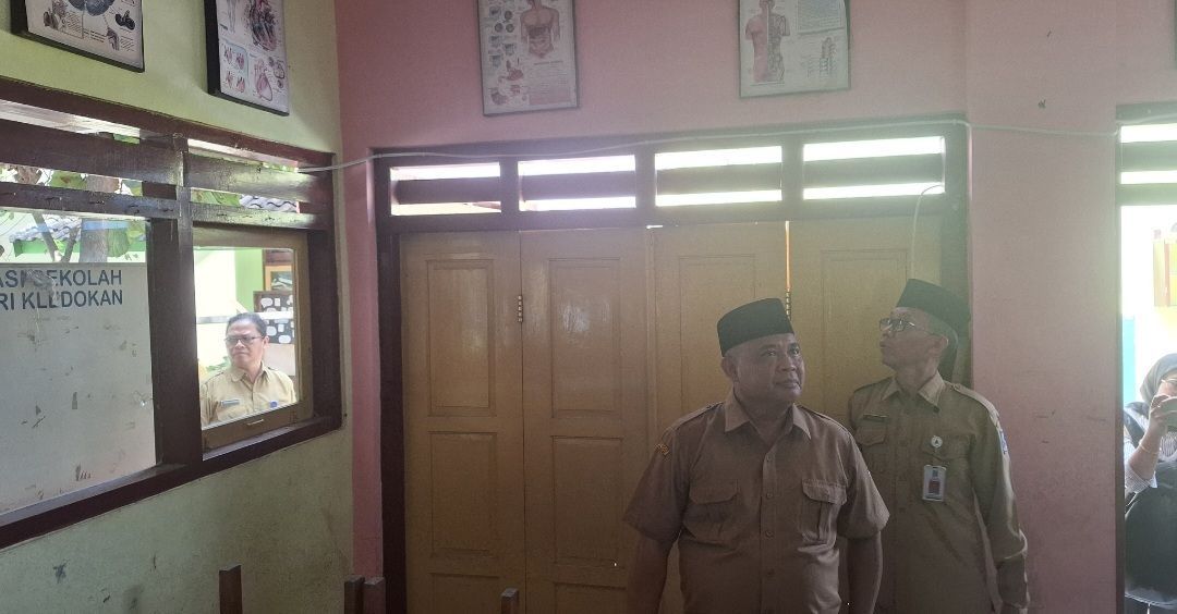 Sembari Menahan Tangis, Bupati Sleman Harda Janji Akan Segera Renovasi Atap SDN Kledokan yang Ambrol