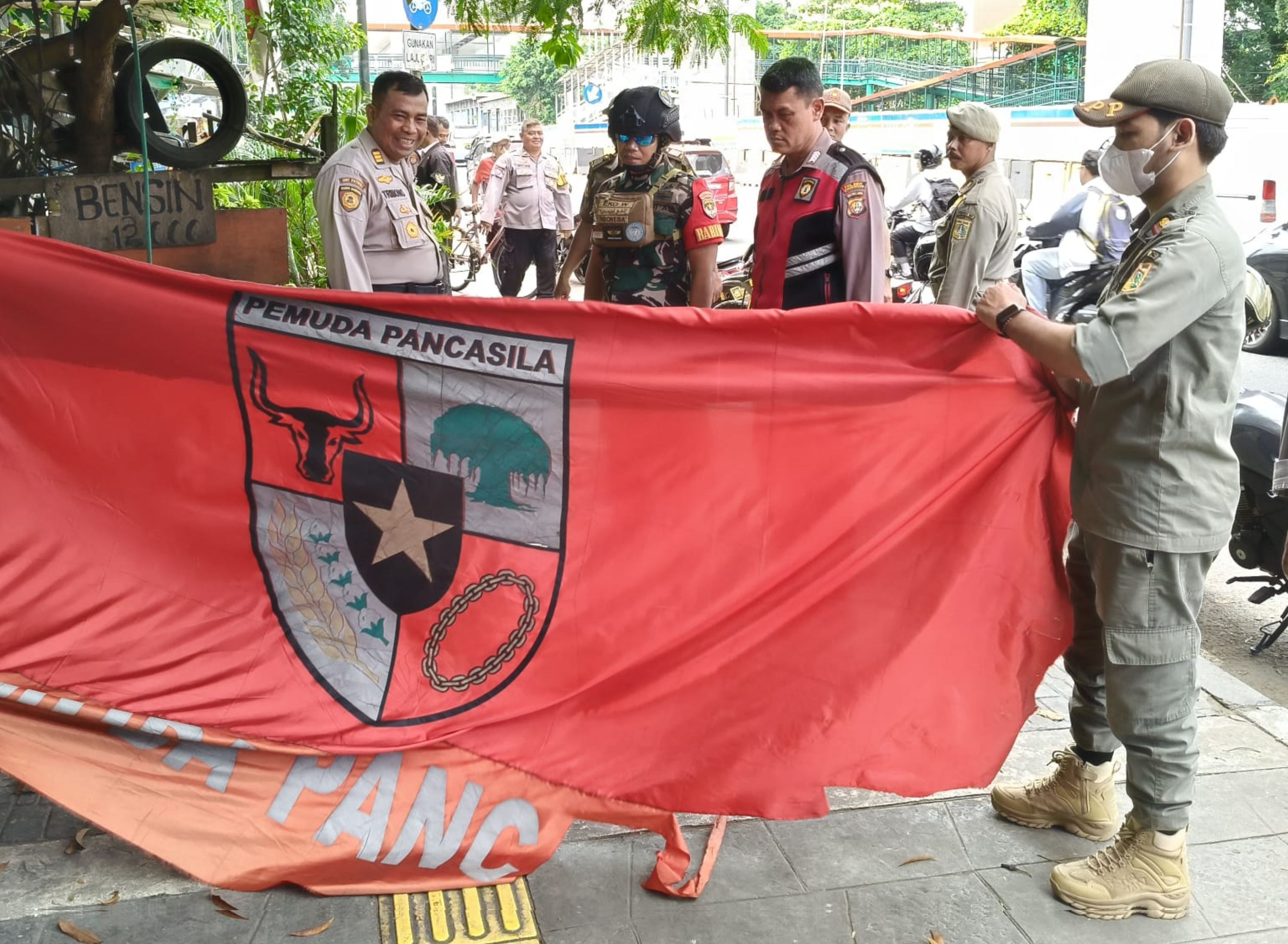 Selain Berantas Preman, Polisi di Jakarta Juga Copot Bendera Ormas