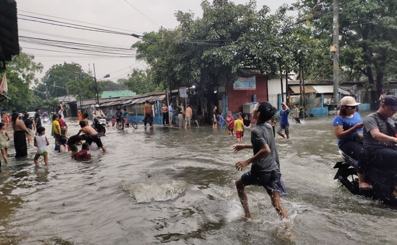 Banjir Genangi Kawasan Patra Jakbar, Anak-anak Asyik Main Air
