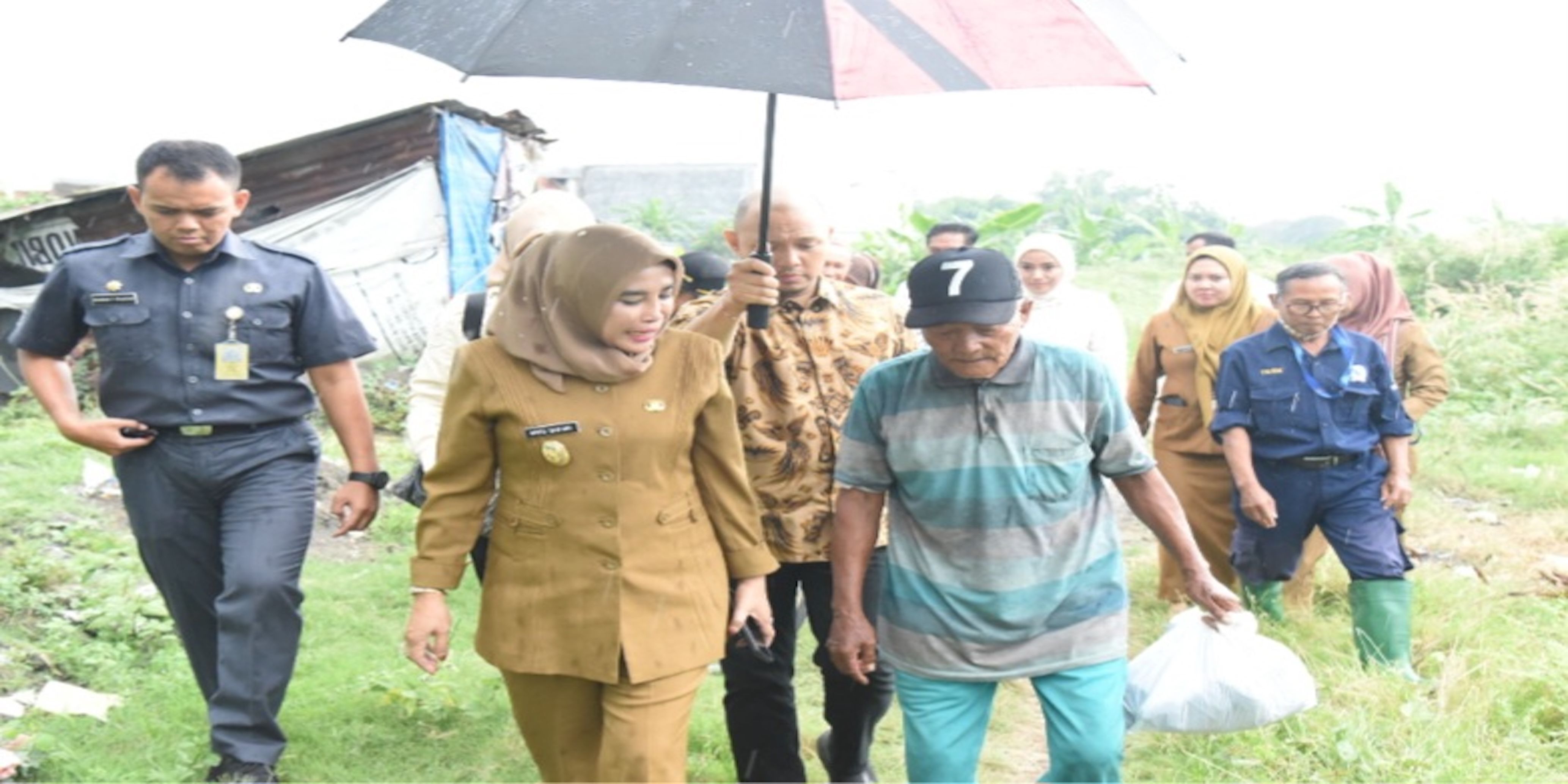 Ketuk Pintu Harapan: Wabup Sidoarjo Temui Mbah Tasriban di Tengah Gubuk Reyot
