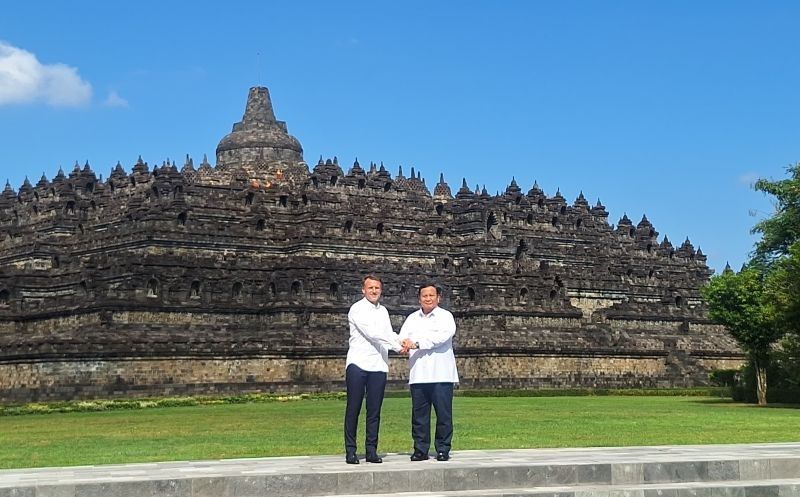 Akrab Banget, Presiden Prabowo Subianto dan Emmanuel Macron Foto Bareng di Candi Borobudur