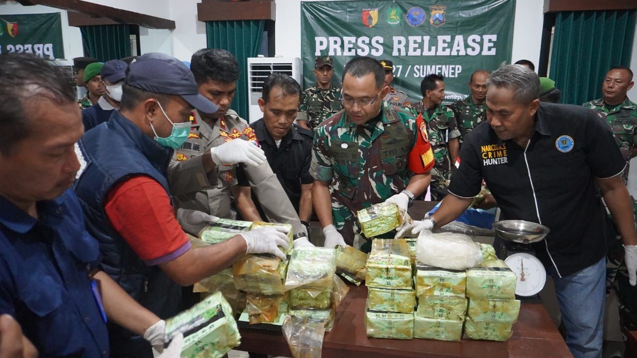 4 Drum Berisi Sabu 35 Kg Ditemukan Terombang-Ambing di Laut Sumenep, Langsung Diamankan TNI