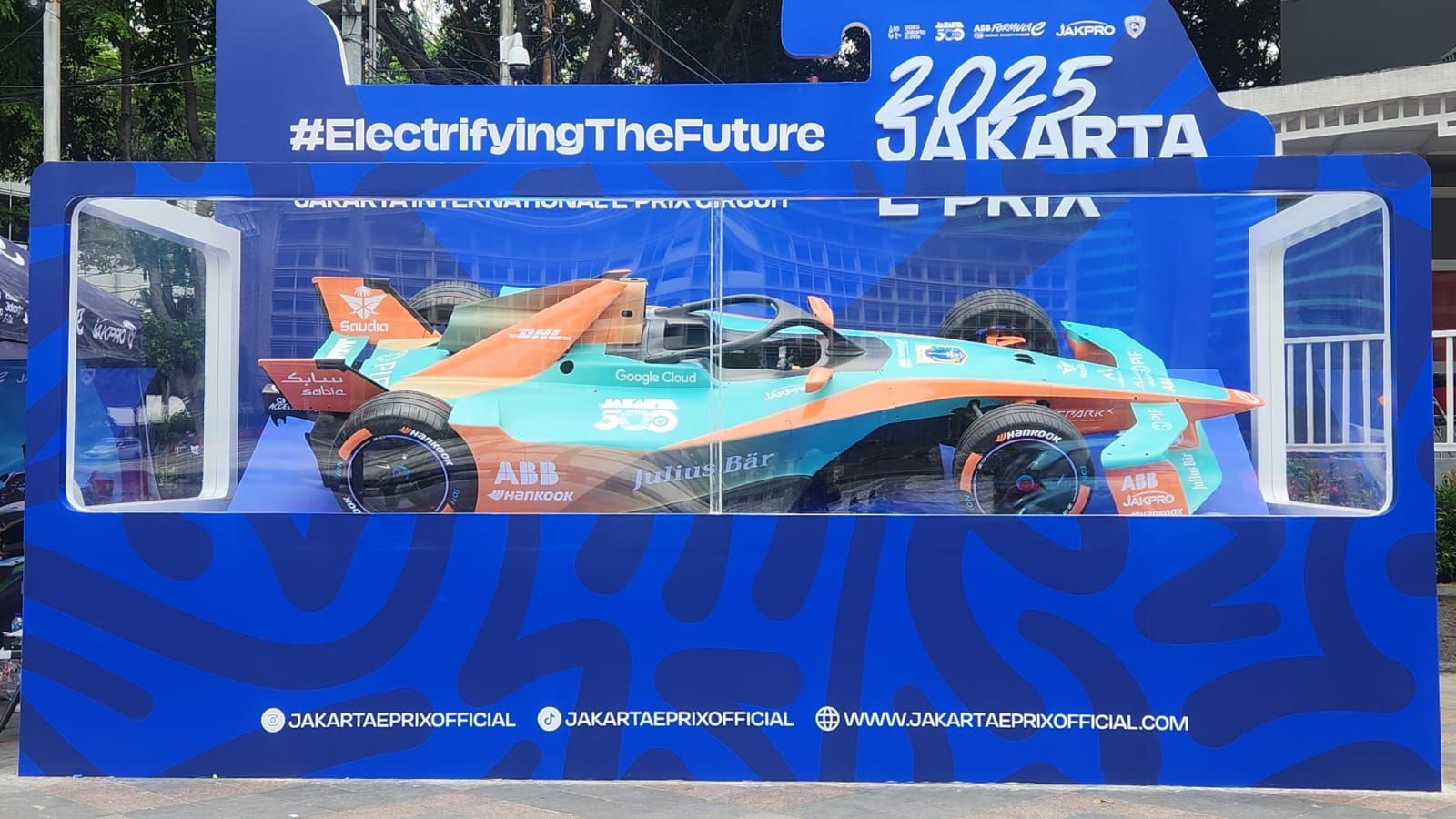 Replika Mobil Formula E Mejeng di HI, Auto Jadi Spot Foto Favorit!
