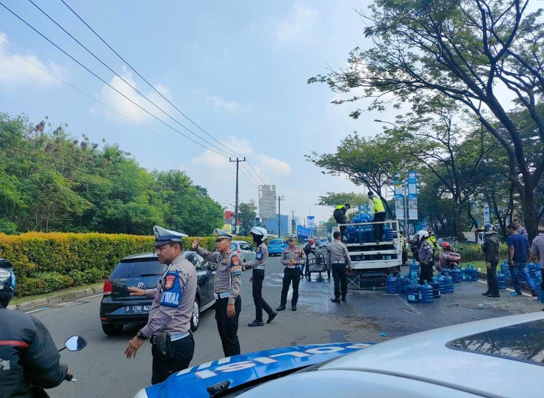  Hindari Tabrakan, Truk Pengangkut Air Galon Terguling di Serpong