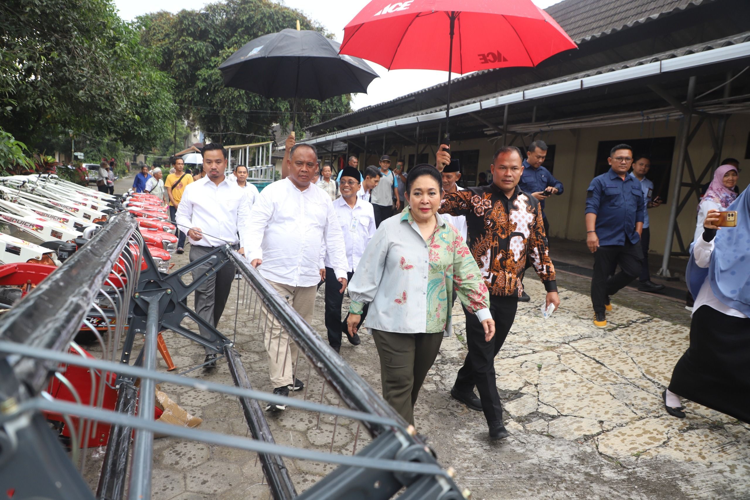 Para Petani di Sleman Terima Alat dan Mesin Pertanian dari Titiek Soeharto, Apa Saja ?