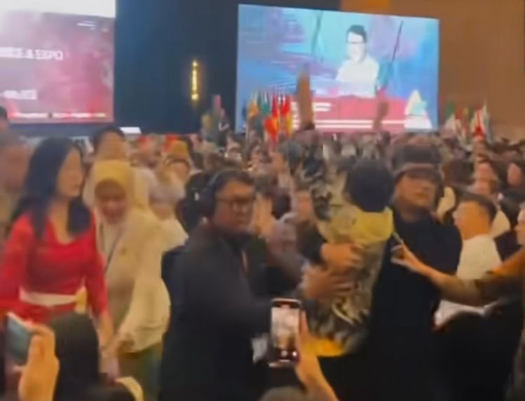 Viral Momen Aktivis Greenpeace Diamankan saat Protes di Konferensi Nikel Internasional