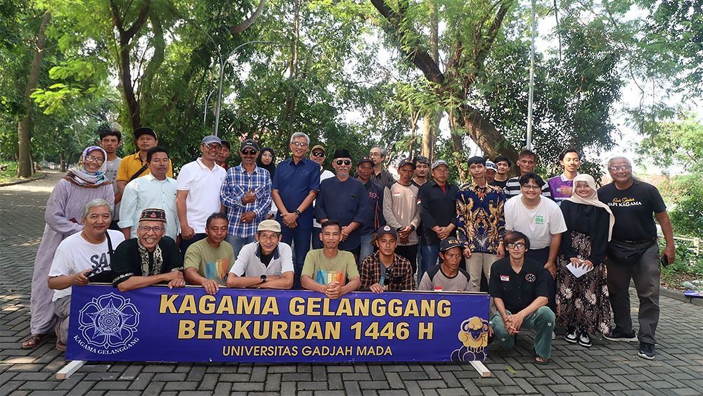 Ganjar Pranowo dan Kagama Bagikan Hewan Kurban 23 Ekor Kambing untuk Warga Lereng Merapi