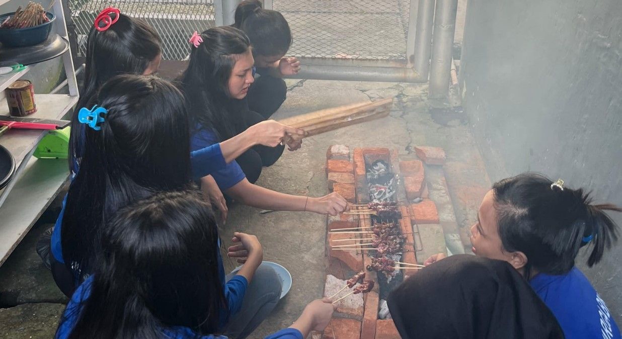 Hangatnya Kebersamaan Idul Adha di Balik Jeruji: Warga Binaan Lapas Banyuwangi Nyate Bareng