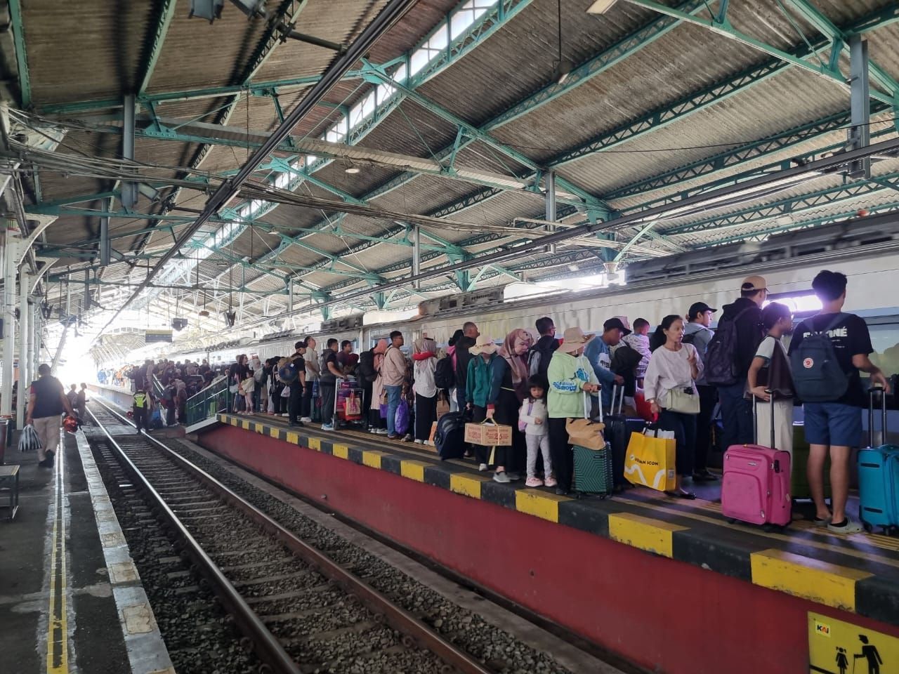 Daop 6 Amankan Barang Tertinggal Penumpang dengan Taksiran 43 Juta Selama Libur Panjang Idul Adha 2025