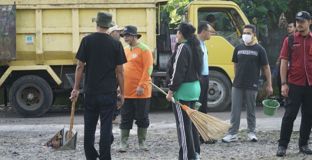 Pesan Bupati Gunungkidul Endah Dalam Giat Jumat Bersih di Pasar Besole