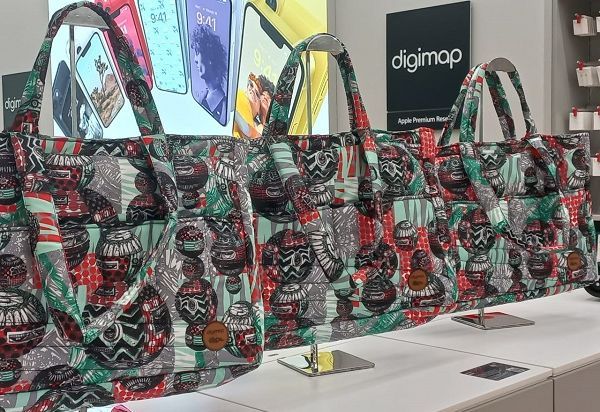Cuma Pakai iPad, Seniman Ini Buat Ilustrasi untuk Merchandise Tas Laptop hingga Interior Digimap