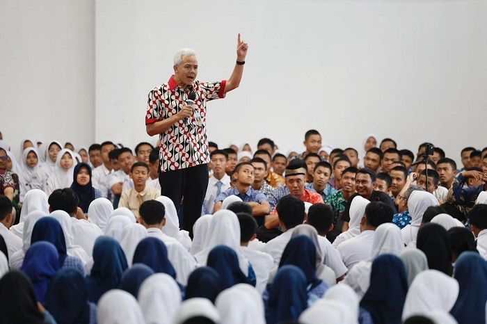 Berkat E-Makaryo yang Diniisiasi Ganjar, Pekerja Serabutan Ini Wujudkan Mimpi Jadi Guru SMK