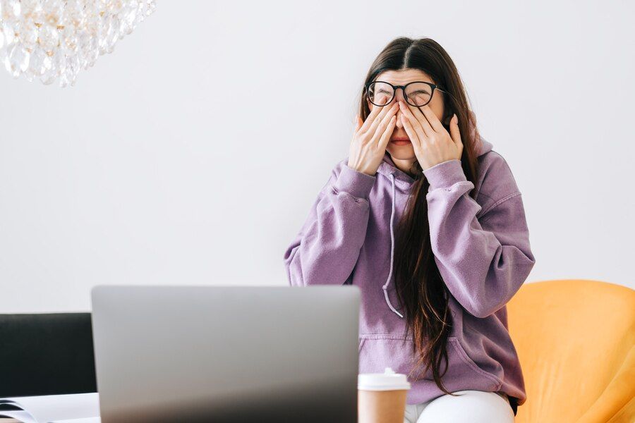 Terlalu Lama Duduk di Depan Laptop, Awas Kena Computer Vision Syndrome!
