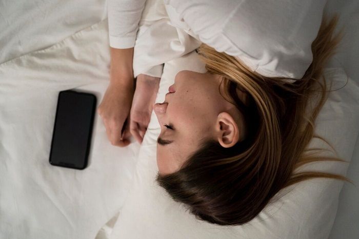 Pahami Dampak Negatif Tidur di Dekat Ponsel Mulai saat Ini