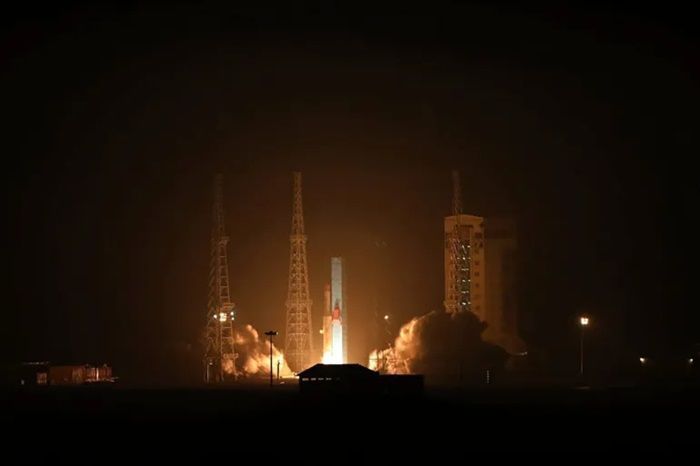Pertama Kali dalam Sejarah, Iran Sukses Luncurkan Tiga Satelit ke Ruang Angkasa