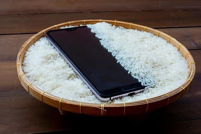 Apple Imbau Pelanggan Hindari Keringkan iPhone yang Kemasukan Air dengan Beras: Nggak Efektif!