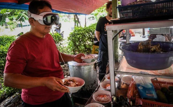 Penjual Soto di Jakarta Barat Ini Viral karena Pakai Apple Vision Pro saat Jualan