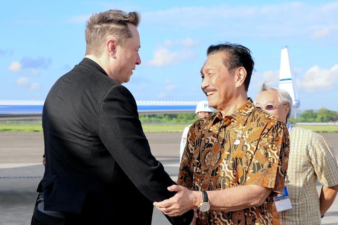 Disambut Menko Luhut, Elon Musk Tiba di Bali untuk Luncurkan Starlink di Puskesmas Denpasar
